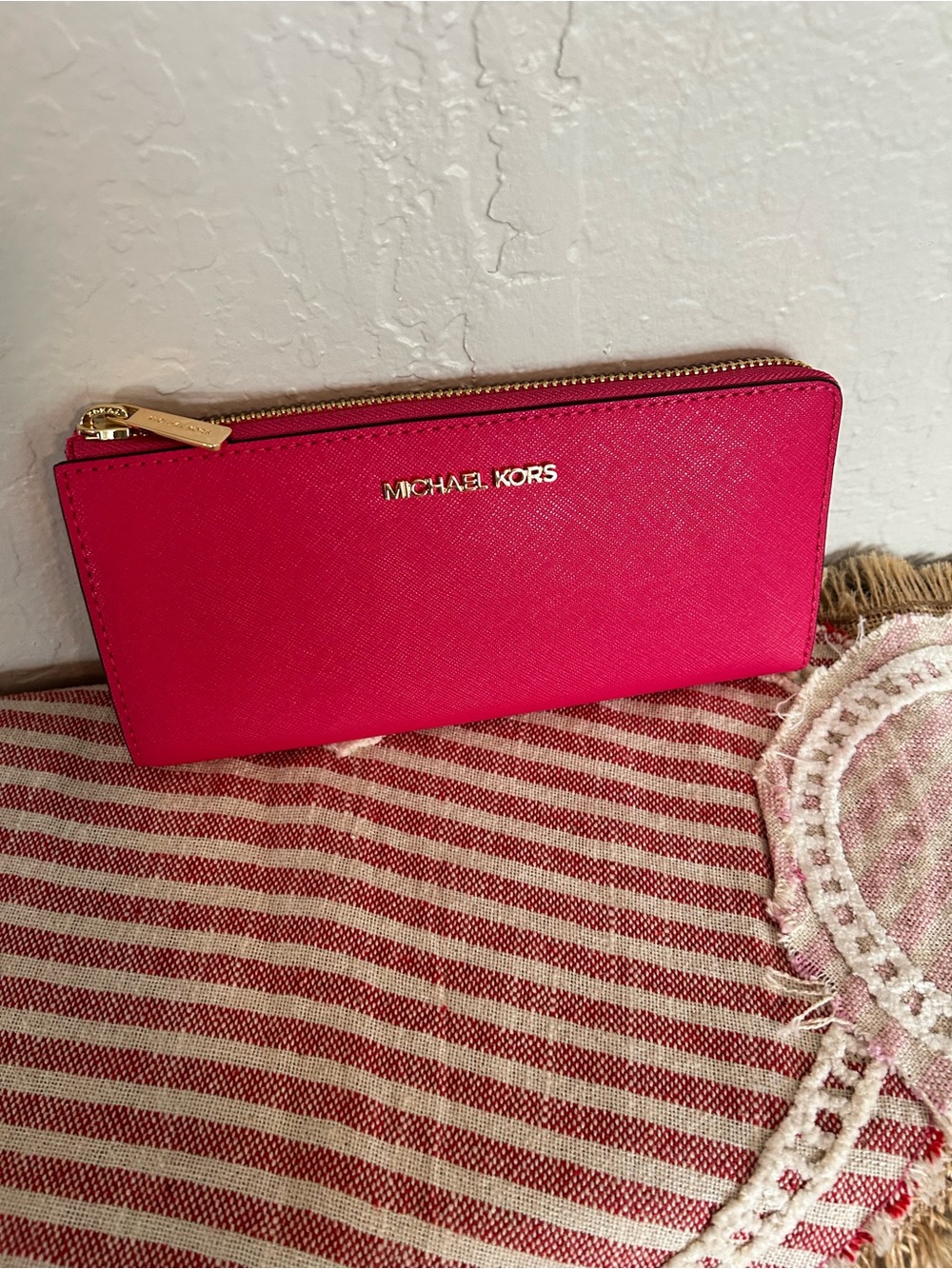 Like new MK Saffiano leather wallet
